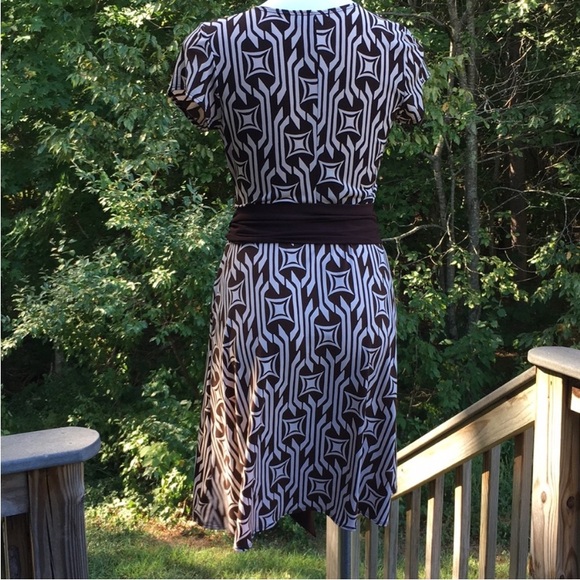 Faux wrap chocolate and vanilla diamond geometric dress with tie waist size 8 - Picture 4 of 6